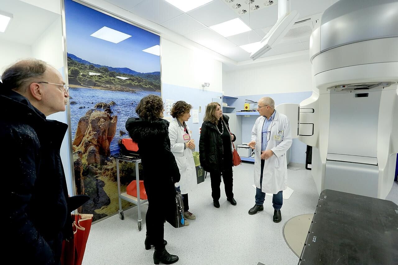 La professoressa Bracco tra i due fisici sanitari della Radioterapia, Alessandra Iannelli e Marco Mangiantini